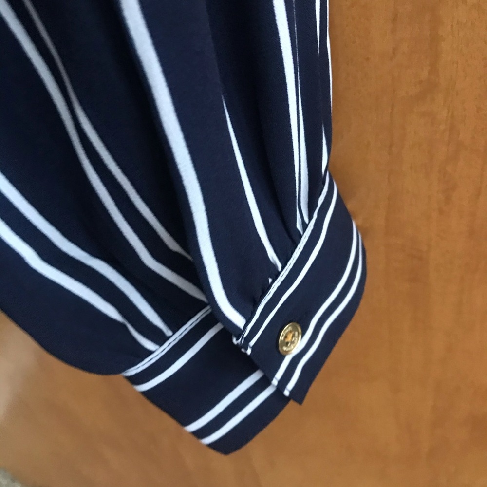 Michael Kors NWOT (fell off) Blue pinstripe Top 1X - Picture 8 of 16